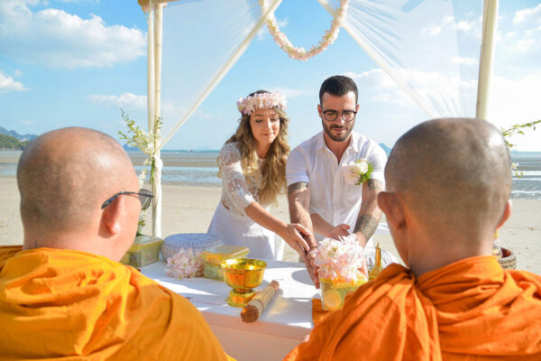 泰國僧侶證婚的西式婚禮：沙灘