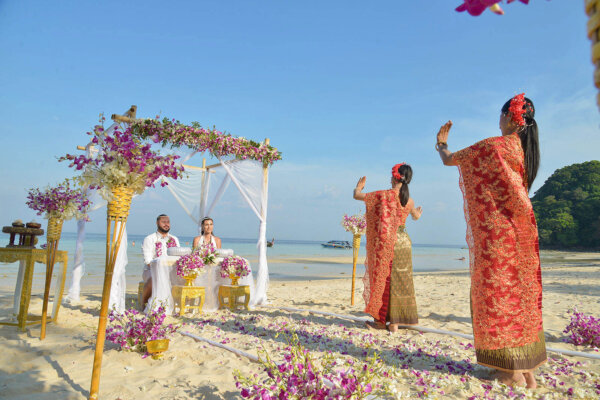 泰国僧侣证婚的西式婚礼：沙滩