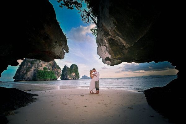 泰国僧侣证婚的西式婚礼：沙滩